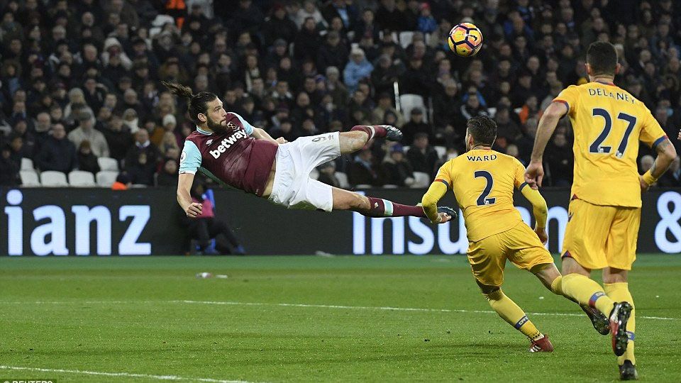 Andy Carroll cetak gol istimewa ke gawang Crystal Palace. Copyright: © Reuters